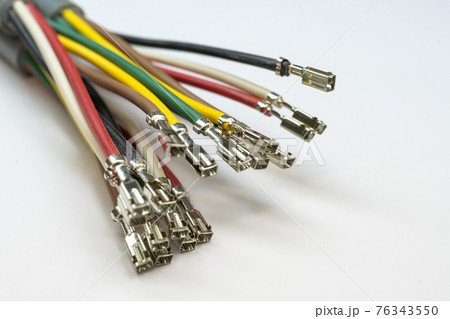 【電線加工】ピン端子・コンタクトを圧着した電線【工業】 76343550