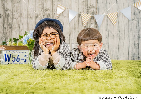 スタジオで写真撮影する子供のイメージ スタジオで写真撮影する子供のイメージ 76343557