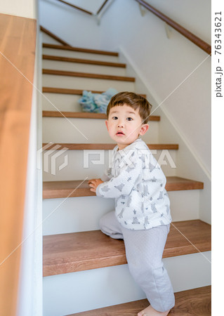 驚いた表情の子供 イヤイヤ期の男の子 驚いた表情の子供 イヤイヤ期の男の子 76343621