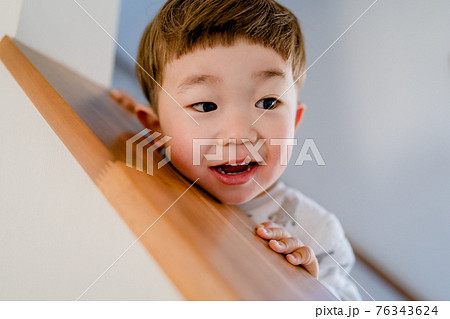 驚いた表情の子供 イヤイヤ期の男の子 驚いた表情の子供 イヤイヤ期の男の子 76343624
