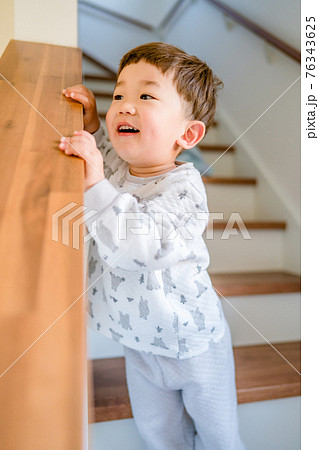 驚いた表情の子供　イヤイヤ期の男の子 76343625