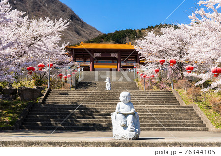 春の石仏と法水寺 76344105