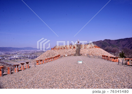 森将軍塚古墳の方墳から円墳部を眺める 76345480