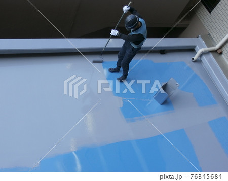 防水工事の仕上げにトップコートを塗ります 防水工事の仕上げにトップコートを塗ります 76345684