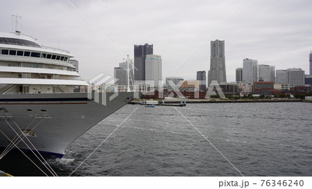 横浜港 大桟橋に停泊中の飛鳥iiとみなとみらい地区の写真素材