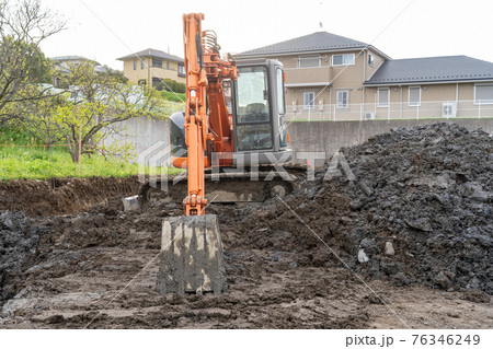 造成地で活躍する重機 造成地で活躍する重機 76346249