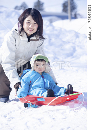 雪遊びを楽しむ、赤ちゃんとお母さん 76346631
