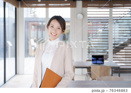 働く　女性　上半身　20代　 76346863