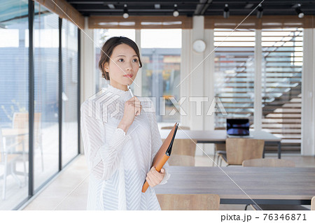 働く 女性 上半身 20代 働く 女性 上半身 20代 76346871