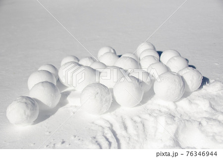 雪玉　雪上の遊び 76346944