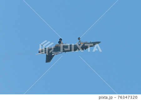 スイス空軍F/A-18Cホーネット背面飛行 76347320