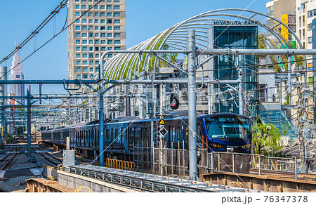 日本の東京都市景観 渋谷駅前を走る電車。奥に宮下公園 76347378