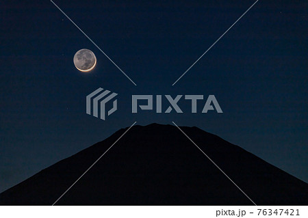 つぶらの公園から富士山に沈む新月 つぶらの公園から富士山に沈む新月 76347421