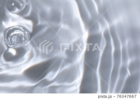 水の泡・水面・水中・水の素材。健康や医療、環境やライフスタイル、飲料のイメージ。 76347667