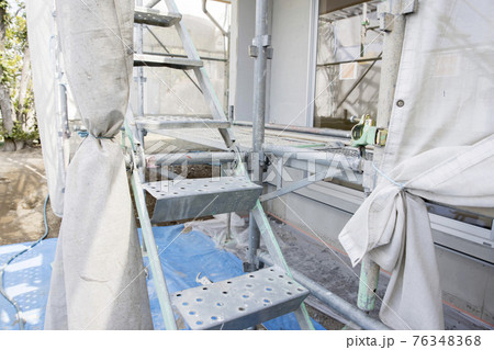 建築途中の家　足場イメージ 76348368