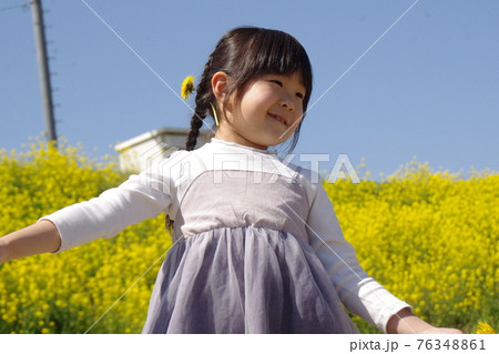 菜の花畑の女の子 76348861