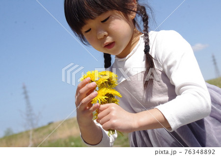 タンポポで遊ぶ少女 タンポポで遊ぶ少女 76348892