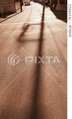 セピア調の世界(電信柱の長い影のある風景) セピア調の世界(電信柱の長い影のある風景) 76349022