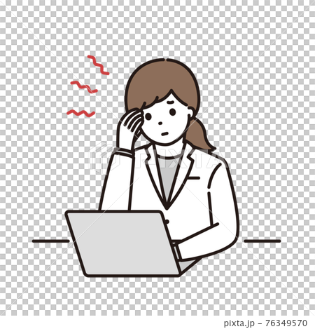 パソコンの前で頭痛に悩む女性薬剤師 パソコンの前で頭痛に悩む女性薬剤師 76349570