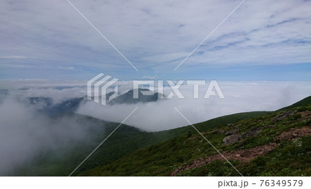 山道から見下ろすと広がる雲海 山道から見下ろすと広がる雲海 76349579