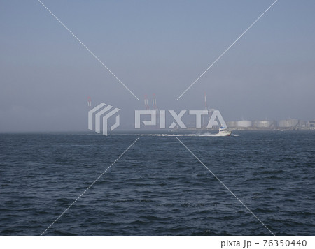朝靄が広がる早朝の大阪港 76350440