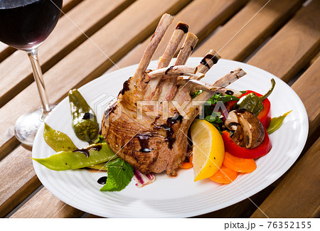 Roasted rectangle lamb rack Roasted rectangle lamb rack 76352155
