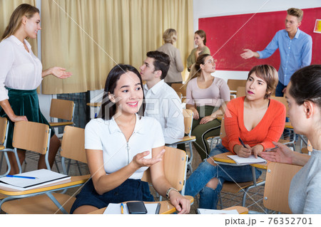 Students communicating during recess between lectures 76352701
