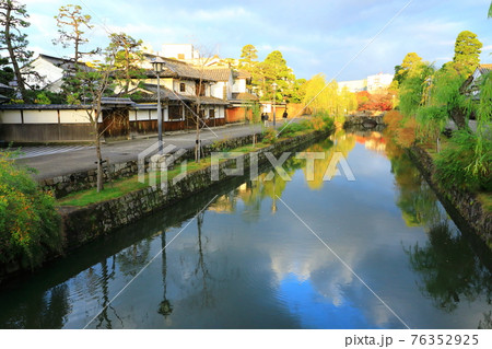 倉敷美観地区　伝統的町並み風景 76352925