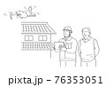 ドローンを操作する作業員と見守る老人 76353051
