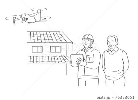 ドローンを操作する作業員と見守る老人 76353051