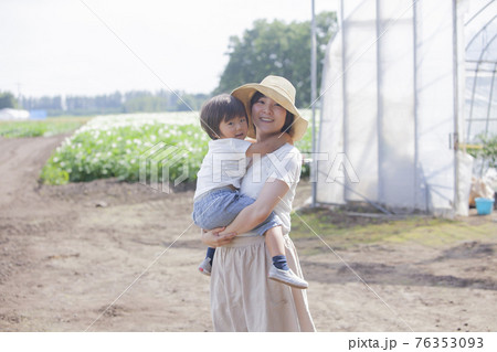 農家の親子 76353093