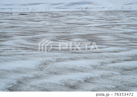 冬の北海道 融雪剤が撒かれた畑の風景 76353472