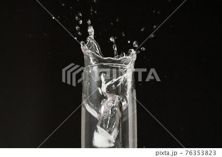 水　跳ねる　弾ける 76353823