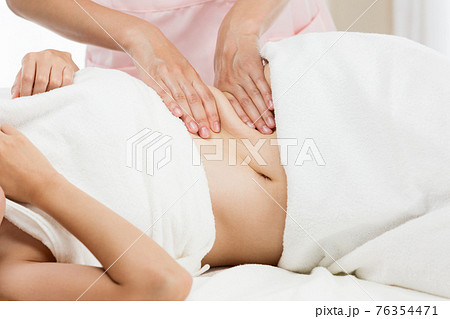 おなかのオイルマッサージ 76354471