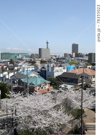 新川西水門広場の火の見やぐらから眺める船堀タワー 76355023