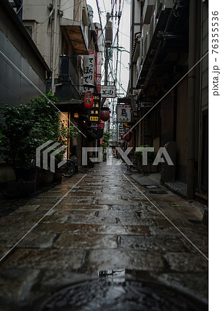 大阪難波・雨の法善寺横丁 大阪難波・雨の法善寺横丁 76355536