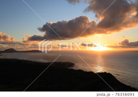 アメリカ ハワイ ホノルルの日の出と美しい海と青い空の写真素材