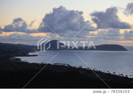 【アメリカ】ハワイ　ホノルルの日の出と美しい海と青い空 76356103