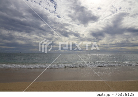 アメリカ ハワイ ホノルルの日の出と美しい海と青い空の写真素材