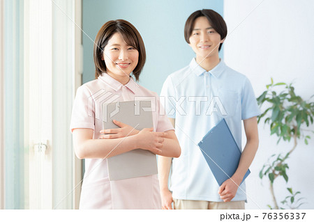 介護スタッフの男女 介護スタッフの男女 76356337