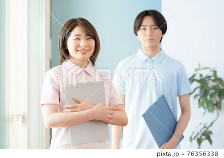 介護スタッフの男女 介護スタッフの男女 76356338