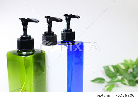 シャンプーとリンスとボディーソープ 76356506