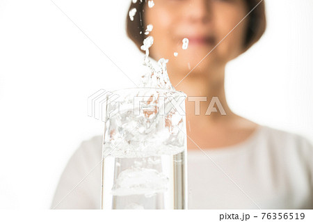 女性　水　跳ねる　弾ける 76356519