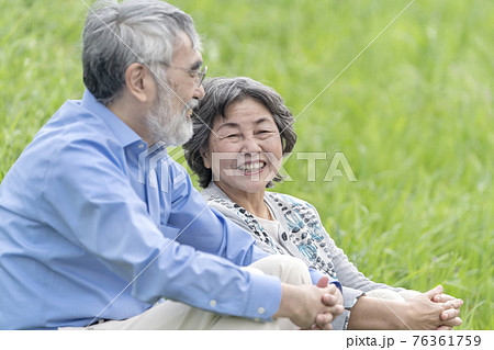 屋外で座り会話するシニア夫婦 屋外で座り会話するシニア夫婦 76361759