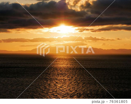 小浜温泉の夕日 黄金色に染まる橘湾 (長崎県島原半島) 小浜温泉の夕日 黄金色に染まる橘湾 (長崎県島原半島) 76361805