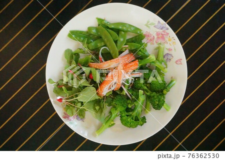 収穫したての野菜でつくったサラダ。 収穫したての野菜でつくったサラダ。 76362530