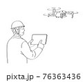 ドローンを操作する作業員 76363436