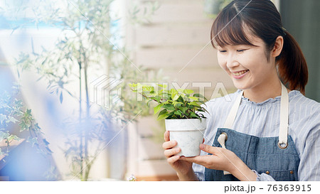 自宅のベランダでガーデニングをしている女性 自宅のベランダでガーデニングをしている女性 76363915