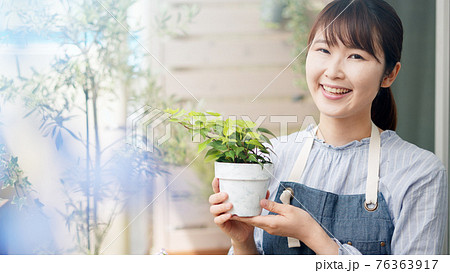 自宅のベランダでガーデニングをしている女性 76363917