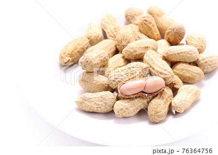 茹で落花生　茹でピーナッツ　殻付き　明るい背景 76364756